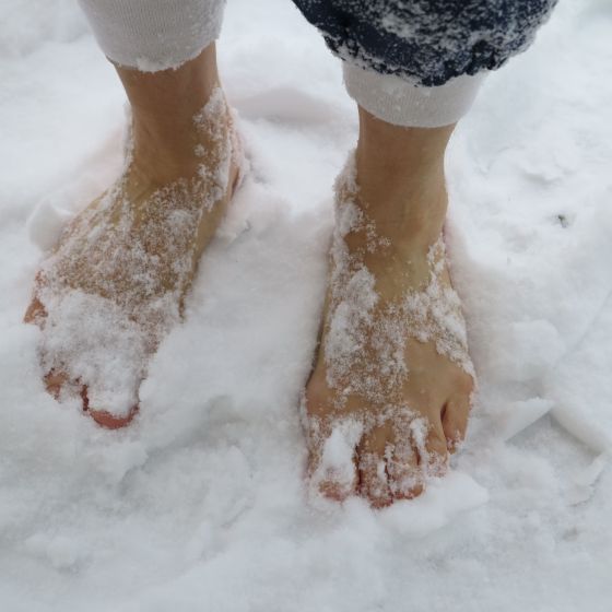 fötter i snö