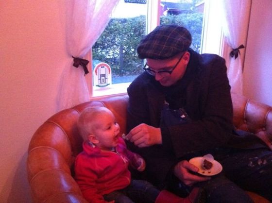 Choklad af Ricard matar Hedvig