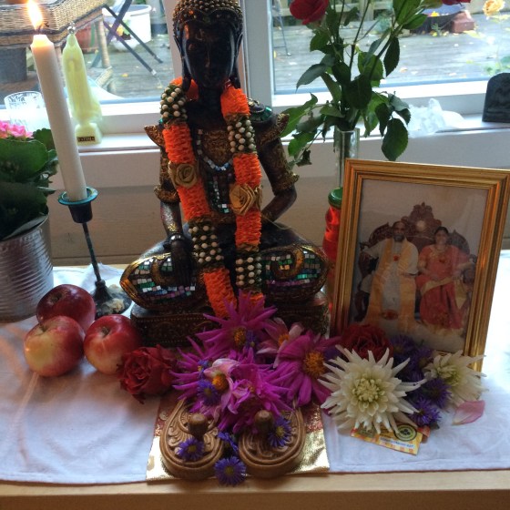 budda, padukas m blommor o sri murthi