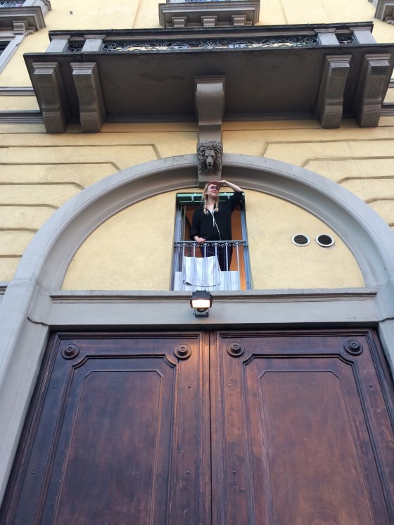 Rita i sin lägenhet