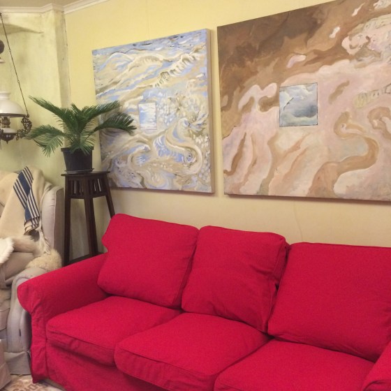 röd soffa o vattenbilder