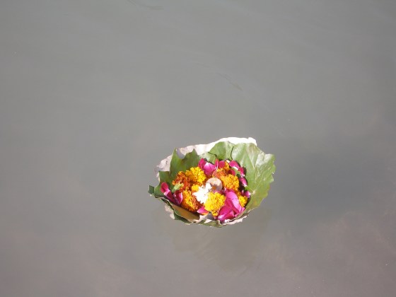 offrade blommor o ljus, på Ganges