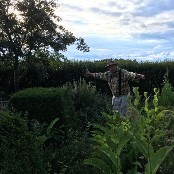 Rurik visar i trädgården