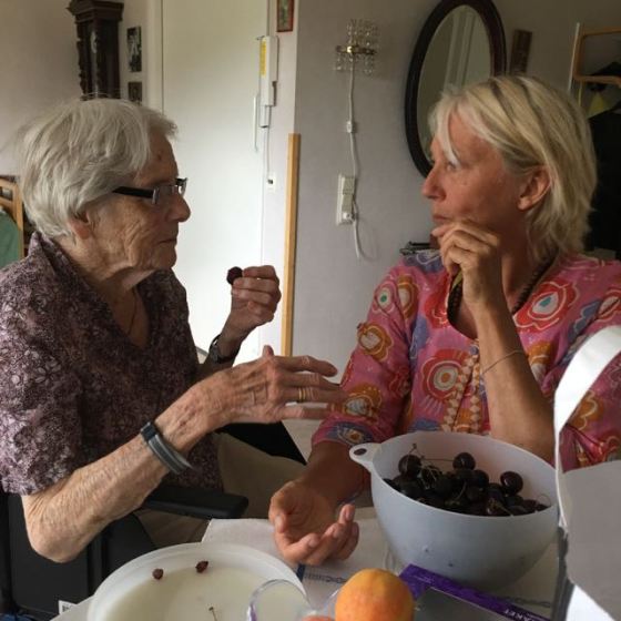 Alice och Ganga äter körsbär