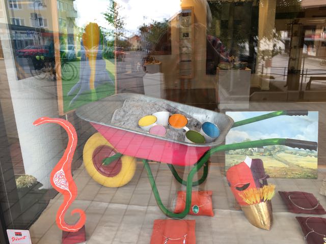 färgfull skottkärra