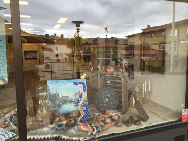 spade i skyltfönstret