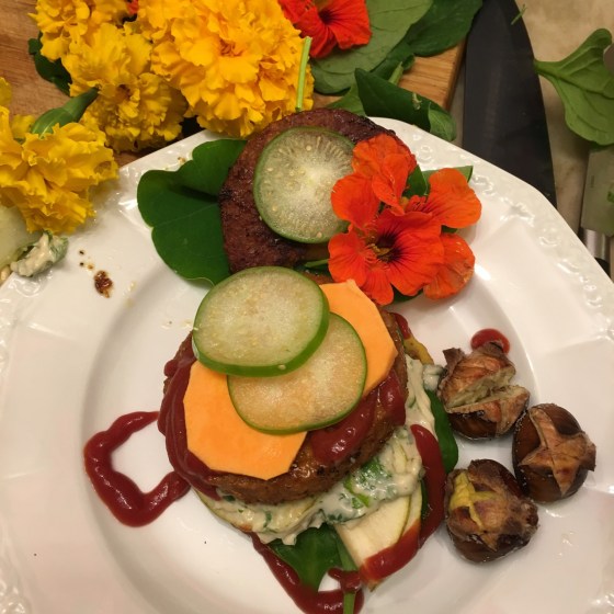 veganburgare, med höstens tillbehör