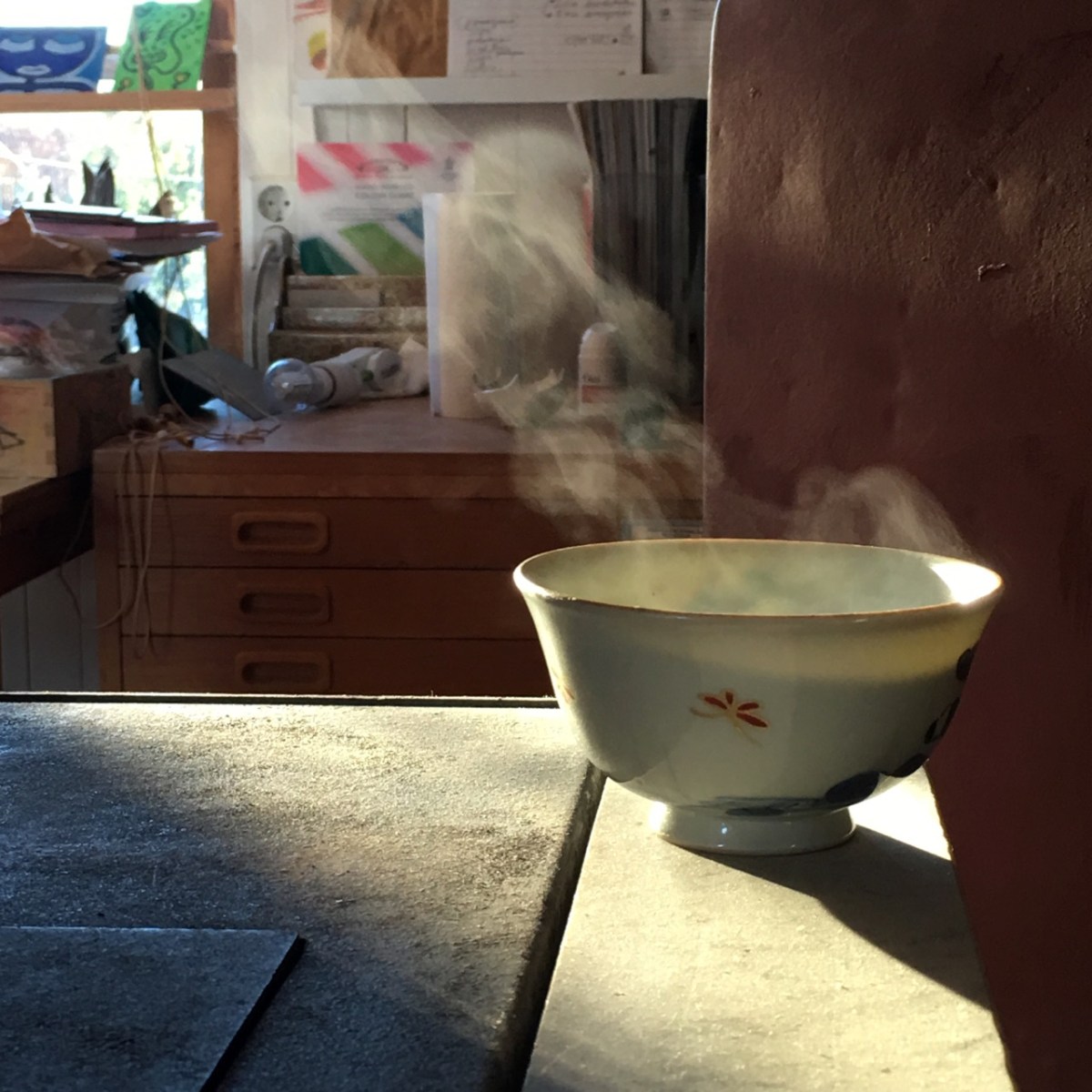 kinesisk tekopp i motljuset