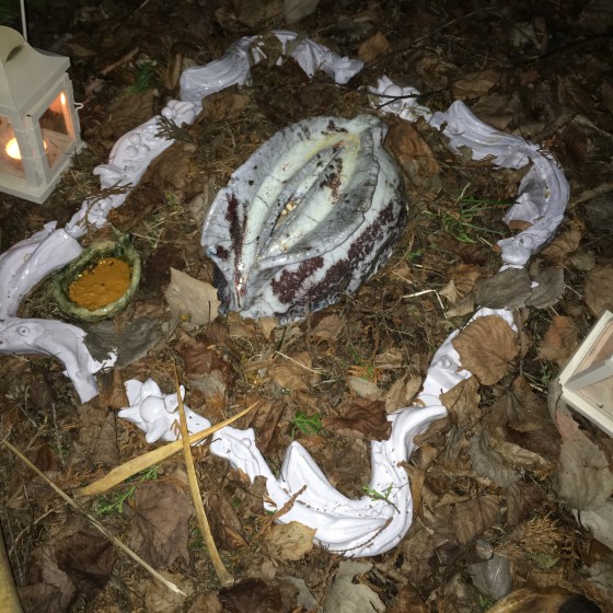 Vagina, Raku med altar-ram by Ganga