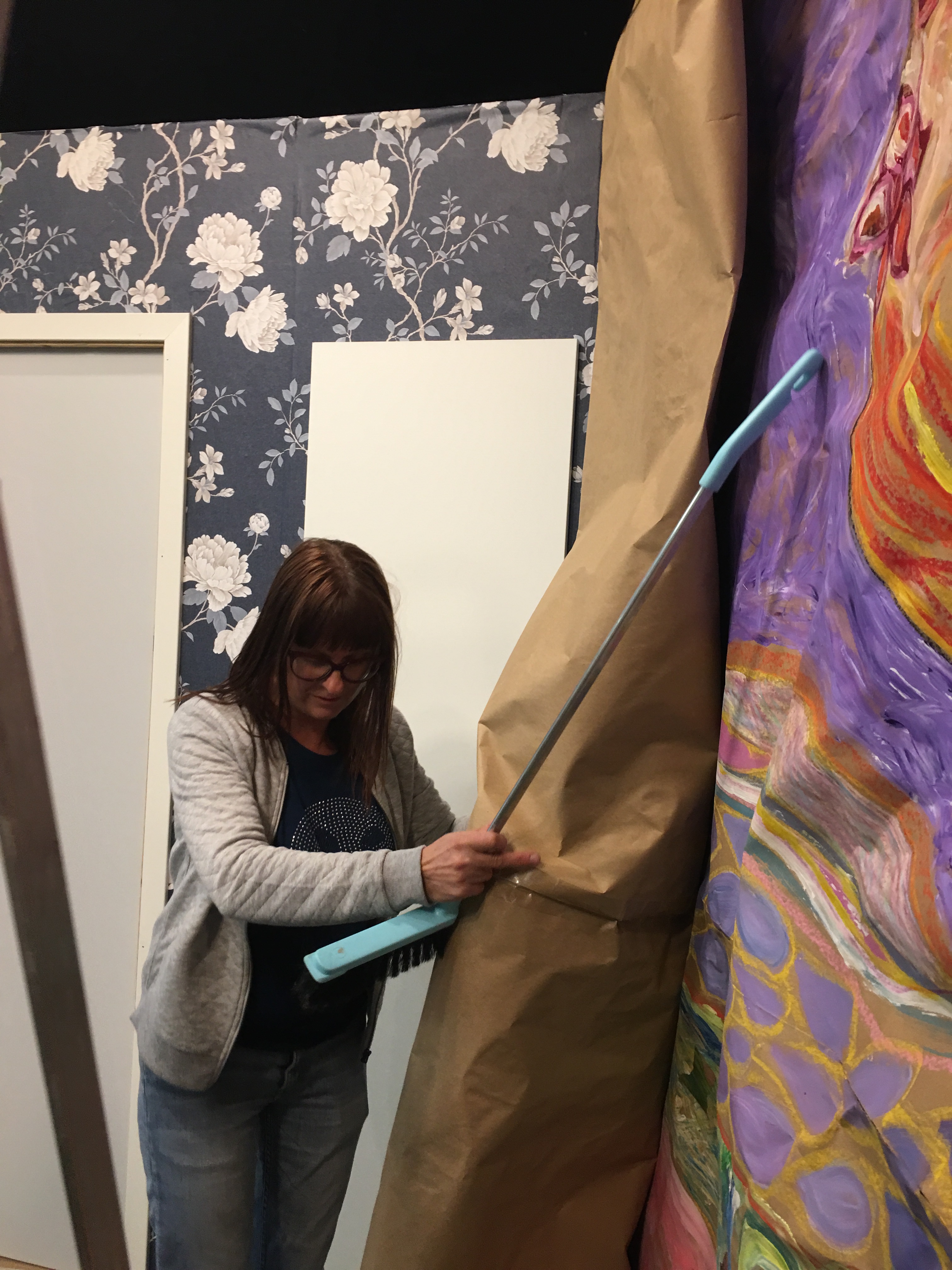 Camilla håller bilder