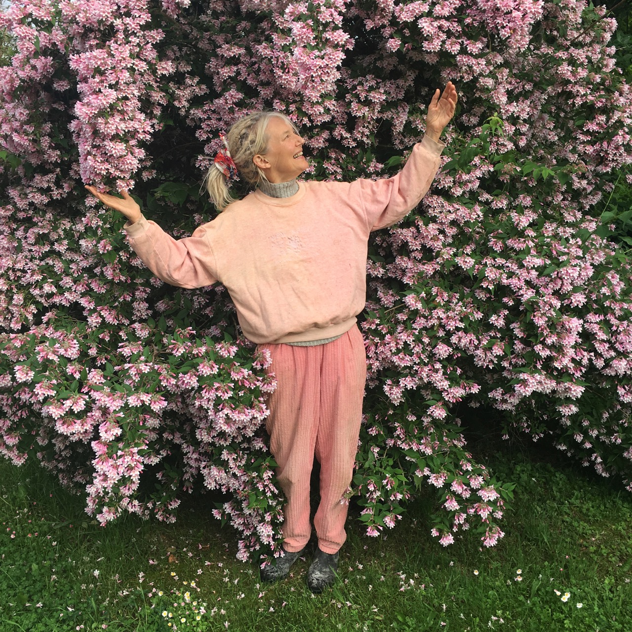 Ganga i åttiotals och blommande buske