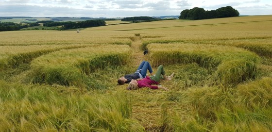 Ella och Ganga i Crop Cirkle, Wiltshire 2019