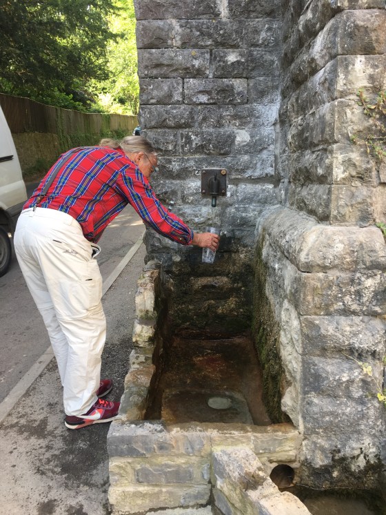 Hämta vatten, vita källan 