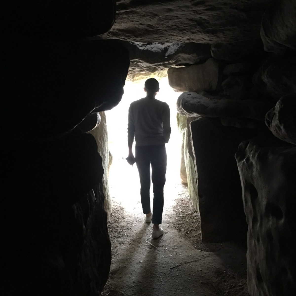 Ella på väg ut ur grottan