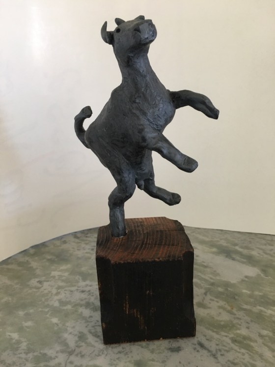 Dansande ko av Rurik, stengods