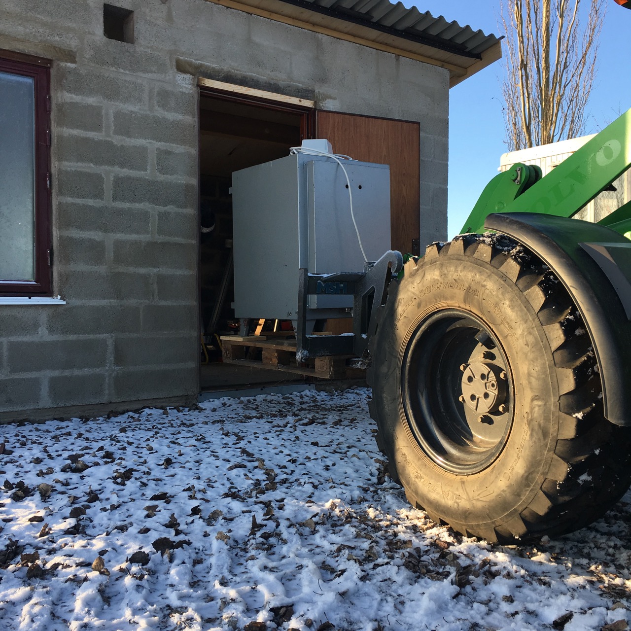 traktor, in genom dörr