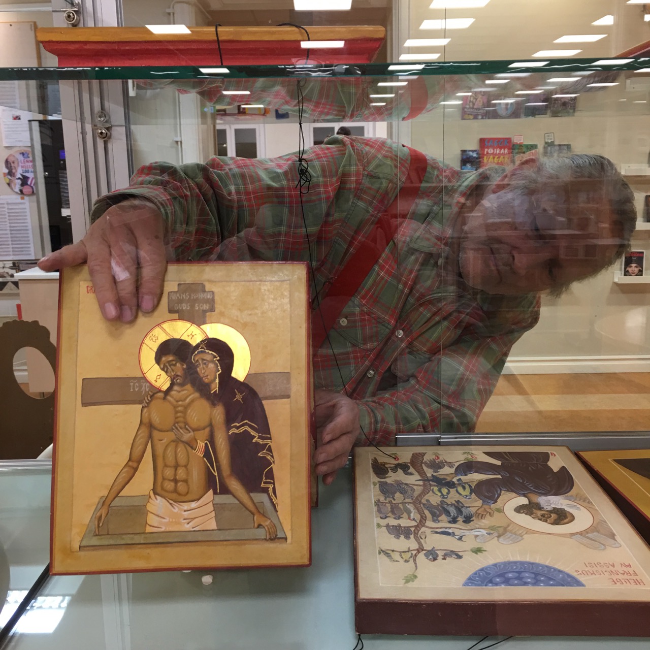 Rurik ställer ut ikoner, glasmonter