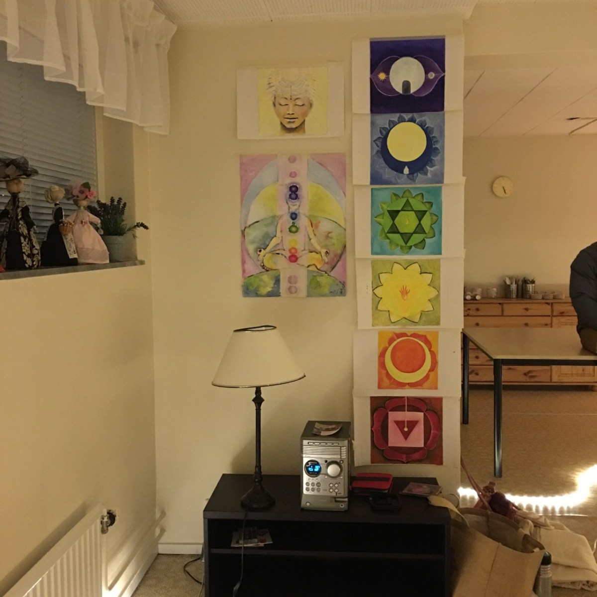 chakra-väggen i yogasalen