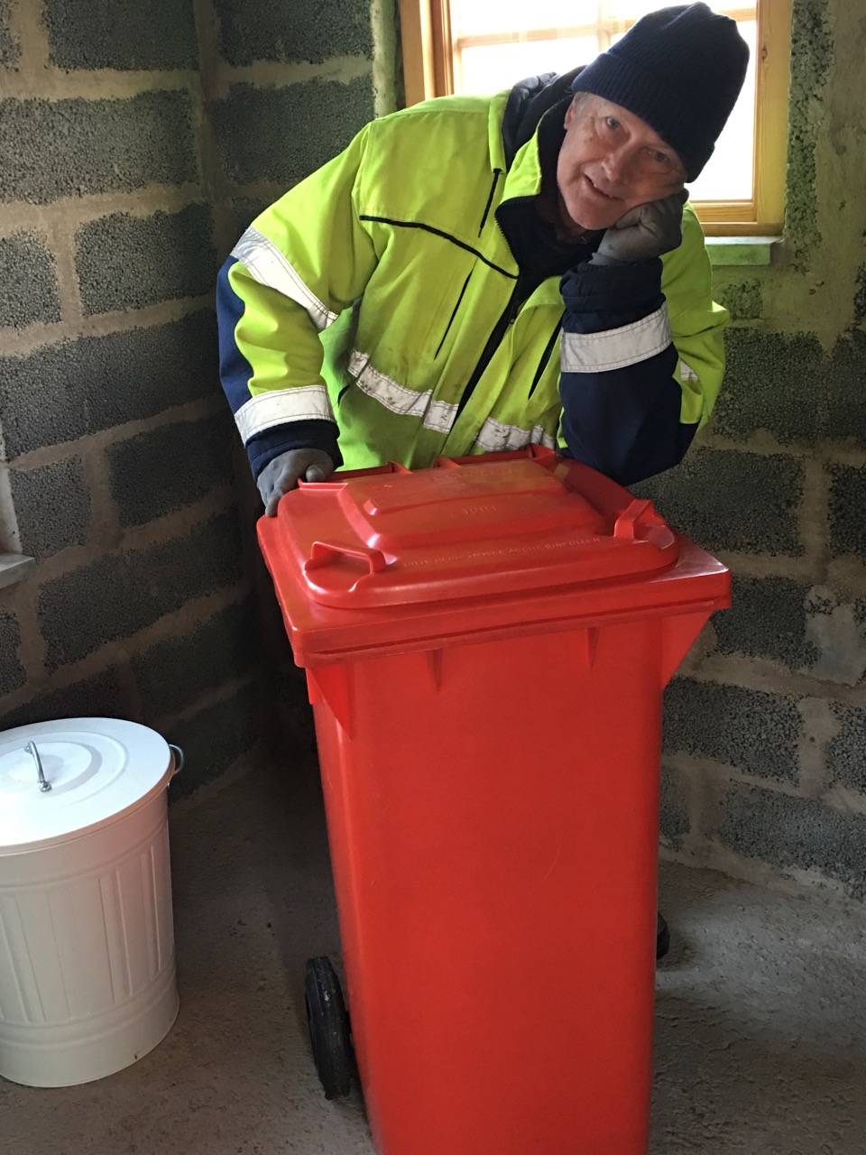 Rurik med röd soptunna